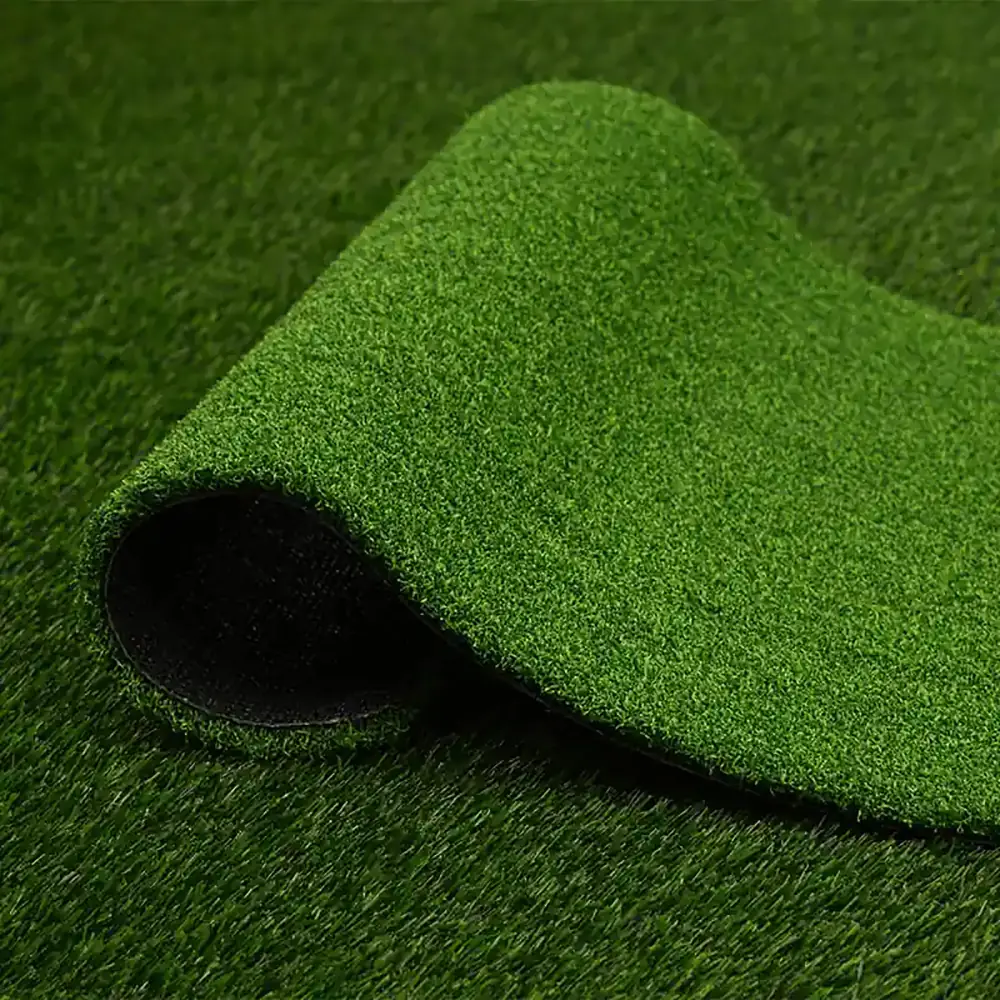 Roll of high-density 16mm artificial putting green turf for golf facility installation